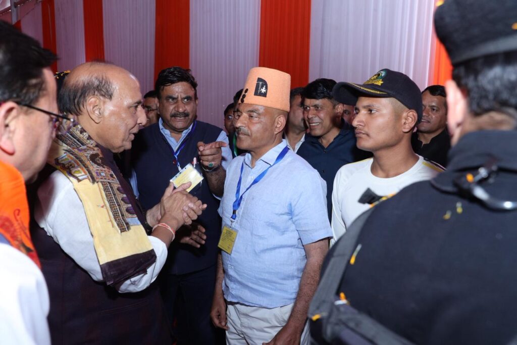 हल्द्वानी में अग्निवीरों से मिलते रक्षा मंत्री राजनाथ सिंह और सीएम पुष्कर सिंह धामी
