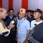 हल्द्वानी में अग्निवीरों से मिलते रक्षा मंत्री राजनाथ सिंह और सीएम पुष्कर सिंह धामी