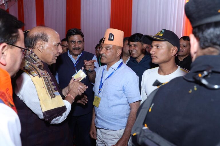 हल्द्वानी में अग्निवीरों से मिलते रक्षा मंत्री राजनाथ सिंह और सीएम पुष्कर सिंह धामी