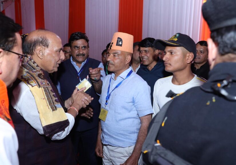 हल्द्वानी में अग्निवीरों से मिलते रक्षा मंत्री राजनाथ सिंह और सीएम पुष्कर सिंह धामी
