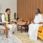मुख्यमंत्री पुष्कर सिंह धामी ऋषिकेश में श्री श्री रविशंकर से मुलाकात करते हुए