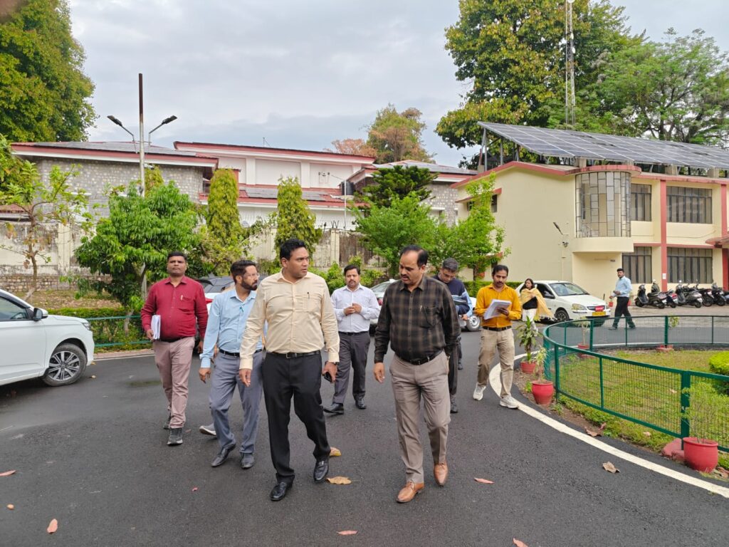 देहरादून सर्किट हाउस एनेक्सी का निरीक्षण करते आवास सचिव डॉ आर राजेश कुमार