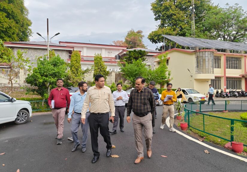 देहरादून सर्किट हाउस एनेक्सी का निरीक्षण करते आवास सचिव डॉ आर राजेश कुमार