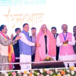 उत्तराखंड के मुख्यमंत्री पुष्कर सिंह धामी जनसेवा कार्यक्रम में लोगों से संवाद करते हुए