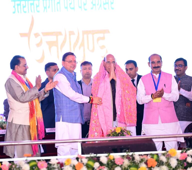 उत्तराखंड के मुख्यमंत्री पुष्कर सिंह धामी जनसेवा कार्यक्रम में लोगों से संवाद करते हुए