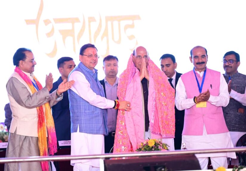 उत्तराखंड के मुख्यमंत्री पुष्कर सिंह धामी जनसेवा कार्यक्रम में लोगों से संवाद करते हुए