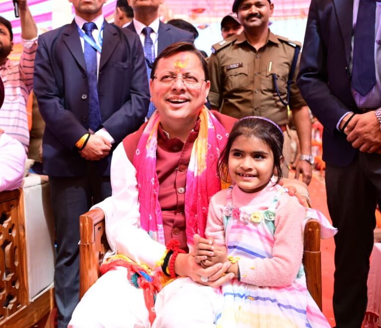 मुख्यमंत्री पुष्कर सिंह धामी होली की शुभकामनाएँ देते हुए