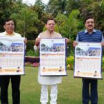 मुख्यमंत्री पुष्कर सिंह धामी द्वारा पंचांग कैलेंडर का विमोचन करते हुए