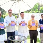 मुख्यमंत्री पुष्कर सिंह धामी पंचांग टेबल कैलेंडर का विमोचन करते हुए