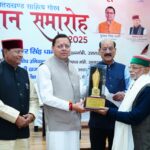 उत्तराखंड साहित्य गौरव सम्मान समारोह में मुख्यमंत्री पुष्कर सिंह धामी द्वारा डॉ. जितेन ठाकुर को सम्मानित करते हुए