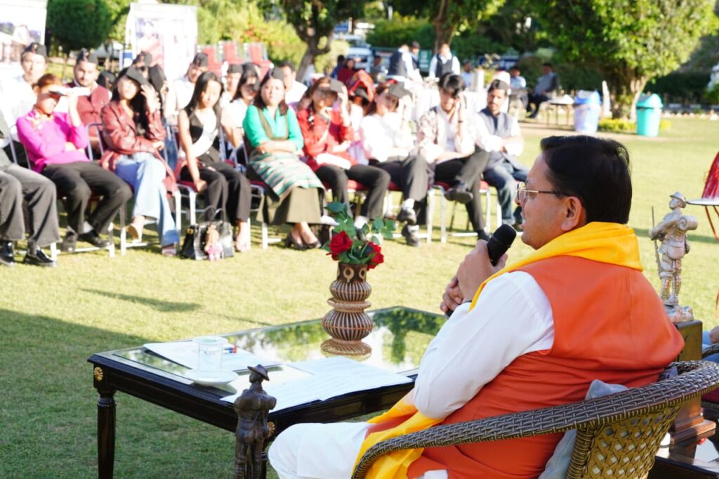SHE for STEM कार्यक्रम में छात्राओं को लैपटॉप और छात्रवृत्ति देते मुख्यमंत्री पुष्कर सिंह धामी