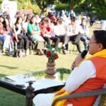 SHE for STEM कार्यक्रम में छात्राओं को लैपटॉप और छात्रवृत्ति देते मुख्यमंत्री पुष्कर सिंह धामी