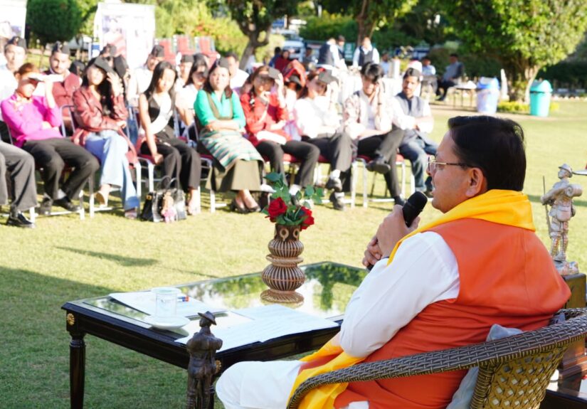 SHE for STEM कार्यक्रम में छात्राओं को लैपटॉप और छात्रवृत्ति देते मुख्यमंत्री पुष्कर सिंह धामी