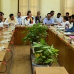 काठगोदाम सर्किट हाउस में मानव-वन्यजीव संघर्ष पर बैठक करते सांसद अजय भट्ट