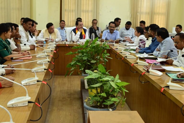 काठगोदाम सर्किट हाउस में मानव-वन्यजीव संघर्ष पर बैठक करते सांसद अजय भट्ट