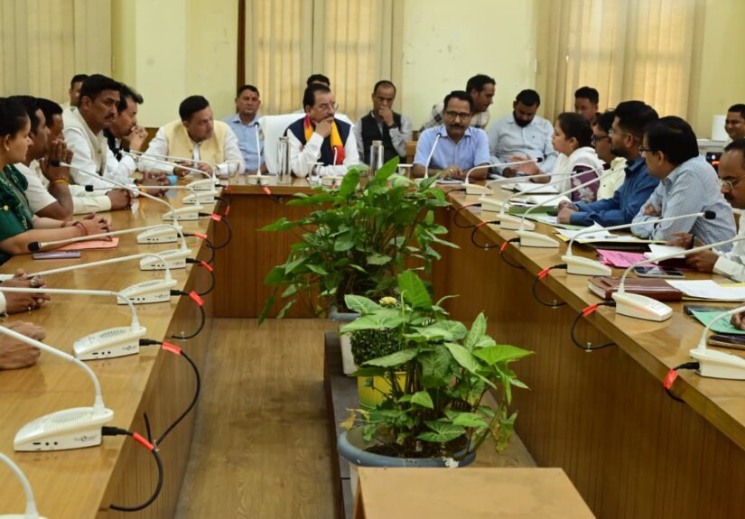 काठगोदाम सर्किट हाउस में मानव-वन्यजीव संघर्ष पर बैठक करते सांसद अजय भट्ट