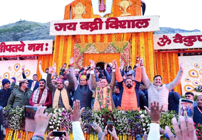 बद्रीनाथ धाम के खुले कपाट पर दर्शन करते श्रद्धालु और मंदिर परिसर का भव्य दृश्य