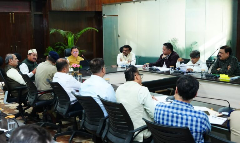 चारधाम यात्रा 2026 की तैयारियों को लेकर बैठक करते सीएम पुष्कर सिंह धामी