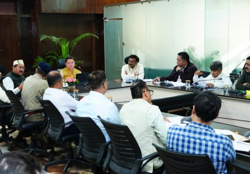 चारधाम यात्रा 2026 की तैयारियों को लेकर बैठक करते सीएम पुष्कर सिंह धामी