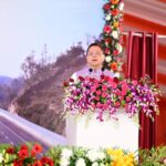 मुख्यमंत्री पुष्कर सिंह धामी और प्रधानमंत्री नरेंद्र मोदी कार्यक्रम में मंच साझा करते हुए