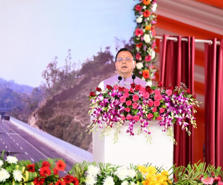 मुख्यमंत्री पुष्कर सिंह धामी और प्रधानमंत्री नरेंद्र मोदी कार्यक्रम में मंच साझा करते हुए