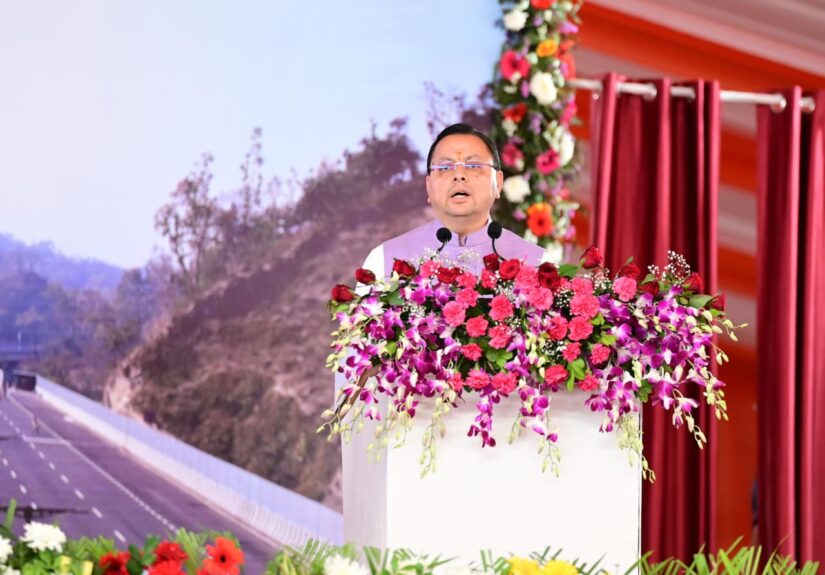 मुख्यमंत्री पुष्कर सिंह धामी और प्रधानमंत्री नरेंद्र मोदी कार्यक्रम में मंच साझा करते हुए