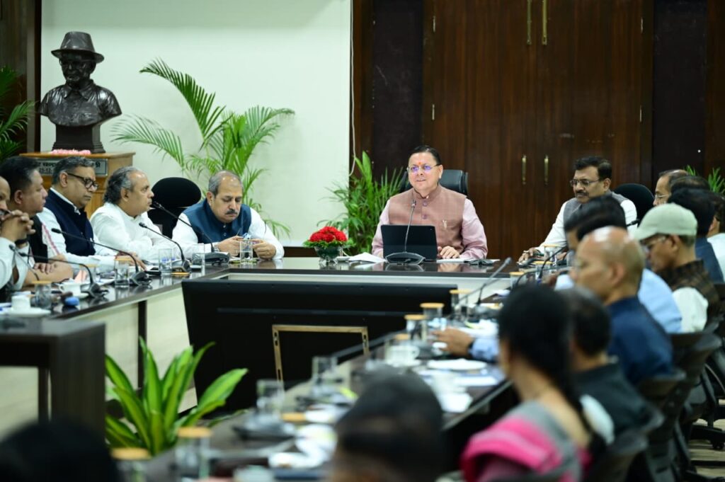 मुख्यमंत्री पुष्कर सिंह धामी सचिवालय में सीएम हेल्पलाइन 1905 समीक्षा बैठक करते हुए