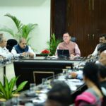 मुख्यमंत्री पुष्कर सिंह धामी सचिवालय में सीएम हेल्पलाइन 1905 समीक्षा बैठक करते हुए