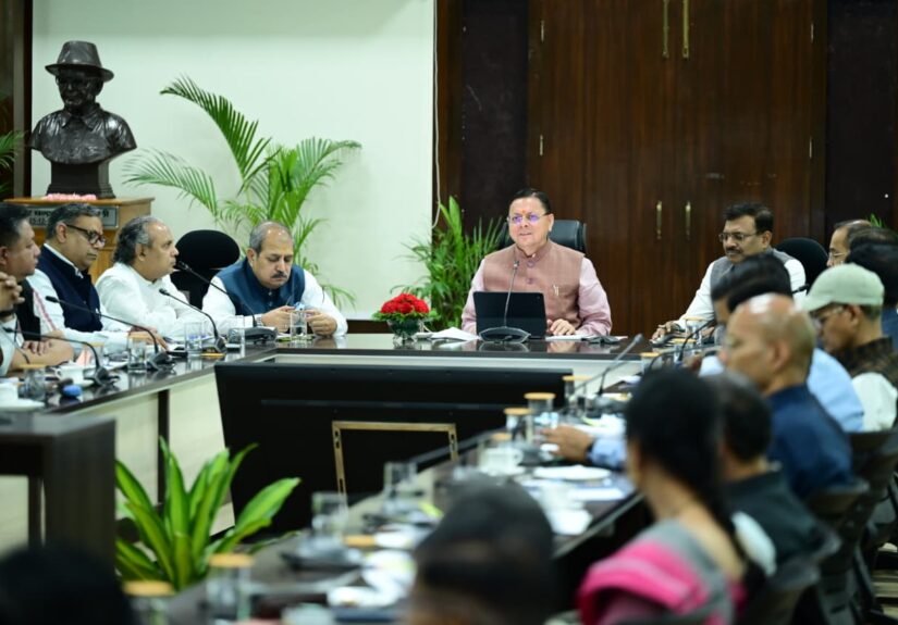 मुख्यमंत्री पुष्कर सिंह धामी सचिवालय में सीएम हेल्पलाइन 1905 समीक्षा बैठक करते हुए