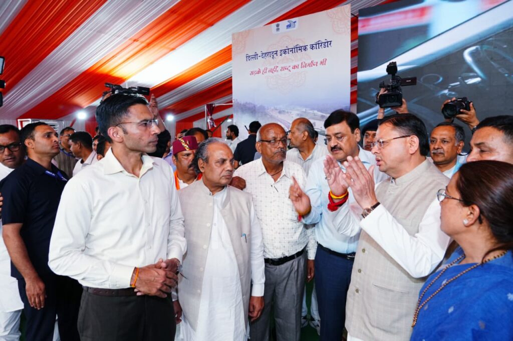 जसवंत ग्राउंड देहरादून में सीएम पुष्कर सिंह धामी पीएम मोदी के कार्यक्रम की तैयारियों का निरीक्षण करते हुए