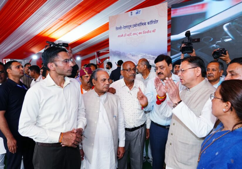 जसवंत ग्राउंड देहरादून में सीएम पुष्कर सिंह धामी पीएम मोदी के कार्यक्रम की तैयारियों का निरीक्षण करते हुए