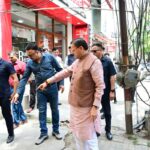 मुख्यमंत्री पुष्कर सिंह धामी जाखन देहरादून में फुटपाथ का निरीक्षण करते हुए