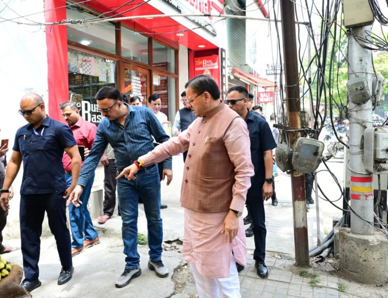 मुख्यमंत्री पुष्कर सिंह धामी जाखन देहरादून में फुटपाथ का निरीक्षण करते हुए