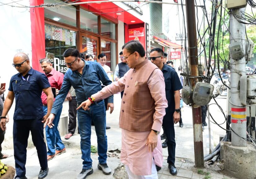 मुख्यमंत्री पुष्कर सिंह धामी जाखन देहरादून में फुटपाथ का निरीक्षण करते हुए