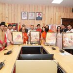 मुख्यमंत्री पुष्कर सिंह धामी बाबा नीब करौरी महाराज फिल्म का प्रोमो लॉन्च करते हुए