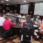 मुख्यमंत्री पुष्कर सिंह धामी सचिवालय में अधिकारियों के साथ समीक्षा बैठक करते हुए