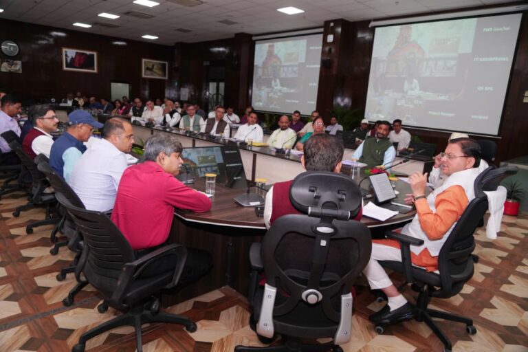 मुख्यमंत्री पुष्कर सिंह धामी सचिवालय में अधिकारियों के साथ समीक्षा बैठक करते हुए