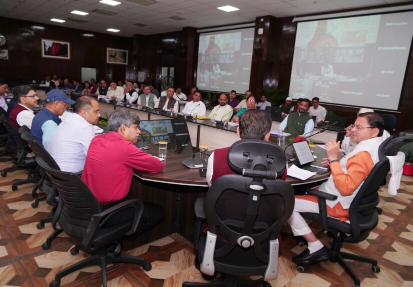 मुख्यमंत्री पुष्कर सिंह धामी सचिवालय में अधिकारियों के साथ समीक्षा बैठक करते हुए