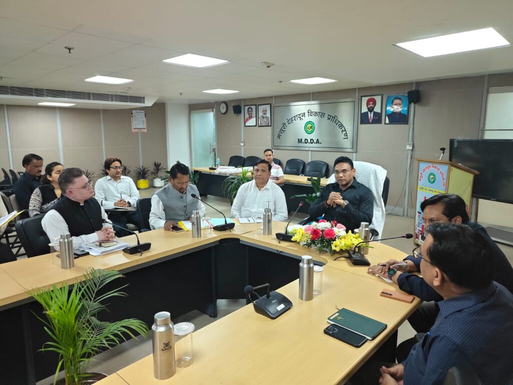 देहरादून मास्टर प्लान 2041 पर बैठक, अधिकारियों के साथ चर्चा करते पुष्कर सिंह धामी