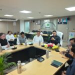 देहरादून मास्टर प्लान 2041 पर बैठक, अधिकारियों के साथ चर्चा करते पुष्कर सिंह धामी