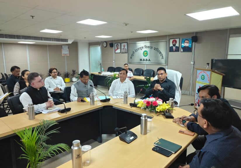 देहरादून मास्टर प्लान 2041 पर बैठक, अधिकारियों के साथ चर्चा करते पुष्कर सिंह धामी