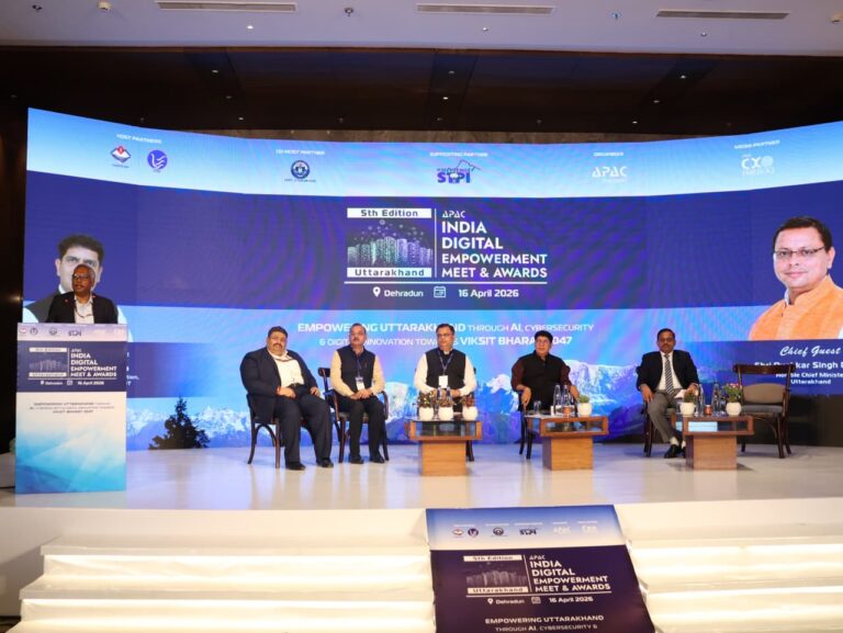 दिल्ली-देहरादून एक्सप्रेस-वे पर चलते वाहन, उत्तराखंड की डिजिटल कनेक्टिविटी को बढ़ावा देते हुए