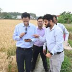 मंडलायुक्त दीपक रावत खेत में डिजिटल क्रॉप सर्वे करते हुए हल्द्वानी हरिपुर रतनसिंह