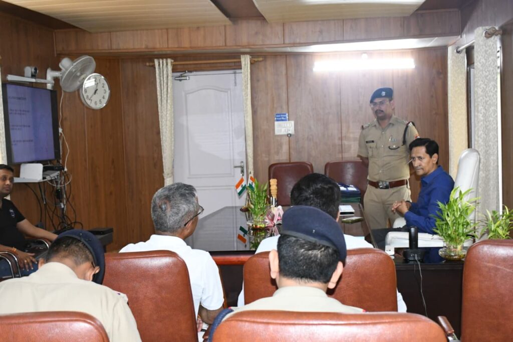 हल्द्वानी में कमिश्नर दीपक रावत पर्यटन क्षेत्रों में AI ANPR कैमरा योजना की समीक्षा करते हुए