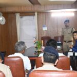 हल्द्वानी में कमिश्नर दीपक रावत पर्यटन क्षेत्रों में AI ANPR कैमरा योजना की समीक्षा करते हुए