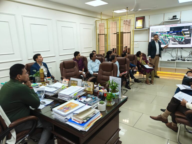 हरिद्वार रोपवे परियोजना की समीक्षा बैठक में डॉ आर राजेश कुमार और अधिकारी