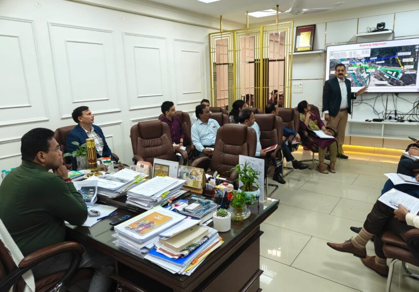 हरिद्वार रोपवे परियोजना की समीक्षा बैठक में डॉ आर राजेश कुमार और अधिकारी