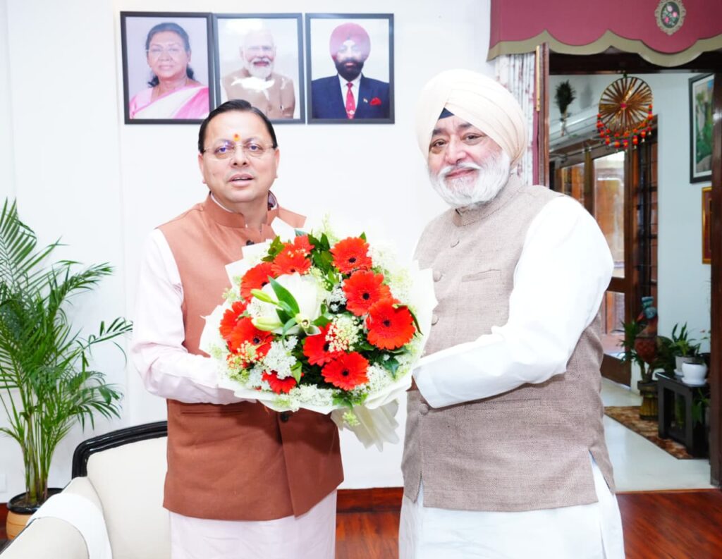 मुख्यमंत्री पुष्कर सिंह धामी से मुलाकात करते हेमकुंड साहिब प्रबंधन ट्रस्ट अध्यक्ष नरेंद्र जीत सिंह बिंद्रा