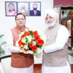 मुख्यमंत्री पुष्कर सिंह धामी से मुलाकात करते हेमकुंड साहिब प्रबंधन ट्रस्ट अध्यक्ष नरेंद्र जीत सिंह बिंद्रा