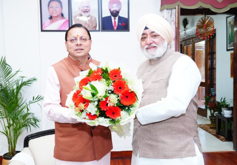 मुख्यमंत्री पुष्कर सिंह धामी से मुलाकात करते हेमकुंड साहिब प्रबंधन ट्रस्ट अध्यक्ष नरेंद्र जीत सिंह बिंद्रा